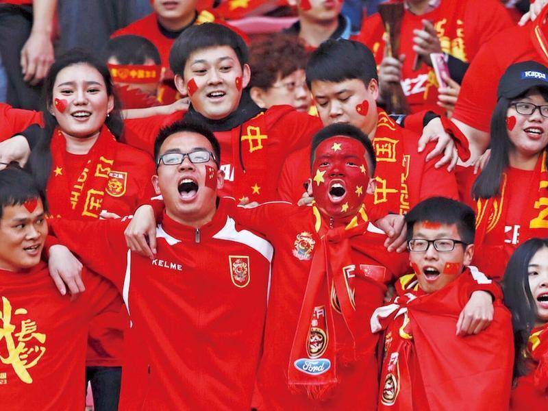 杜兰特关键时刻隔扣加福德打成2+1制胜得到28分、5个篮板和5次助攻，布克得到27分和8次助攻，他们率队末节上演翻盘好戏，太阳队在主场以112-108逆转战胜华盛顿奇才队（4胜21负）。
